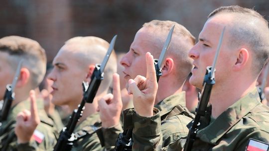 Przysięgali na sztandar bronić niepodległości