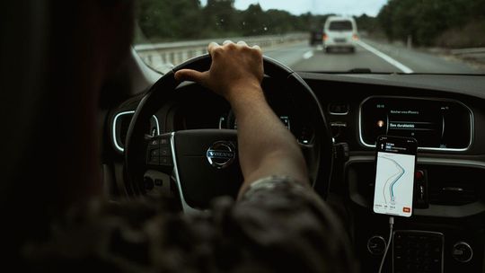 Radio samochodowe nie reaguje po uruchomieniu silnika – co sprawdzić