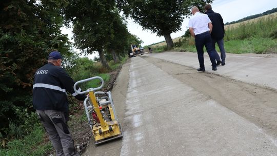 Remont drogi do Gronówka. Były wyboje, są betonowe płyty