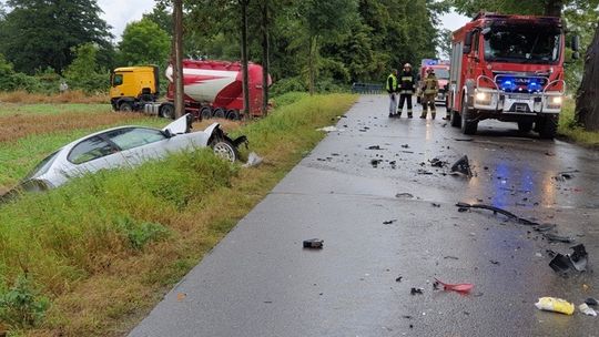 Rozbite BMW, uszkodzone Audi i ciężarówka w polu