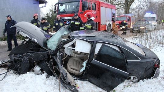 Roztrzaskane Audi. Kierowca uderzył w dom