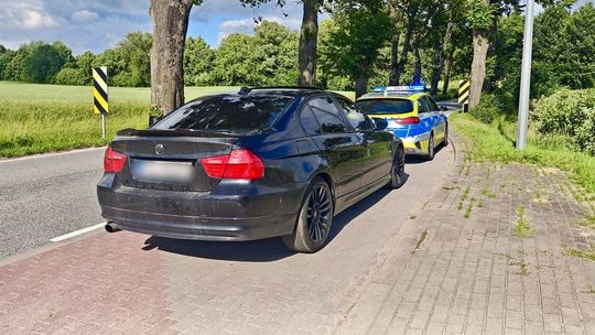 Rutynowa kontrola zakończyła się odholowaniem BMW i zarzutami dla kierowcy