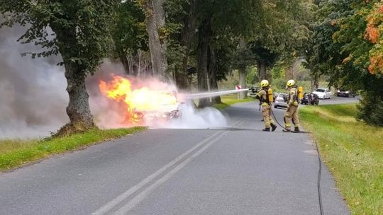 Samochód stanął w ogniu! Auto spłonęło doszczętnie!