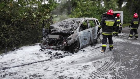 Samochód w ogniu. Auto spłonęło doszczętnie