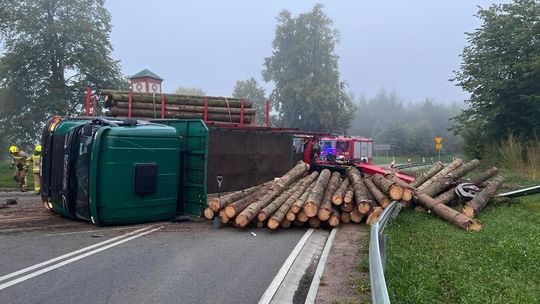 Samochód z drewnem zatarasował drogę