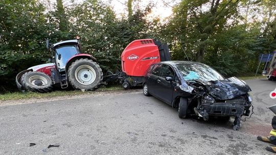 Samochód zderzył się z ciągnikiem