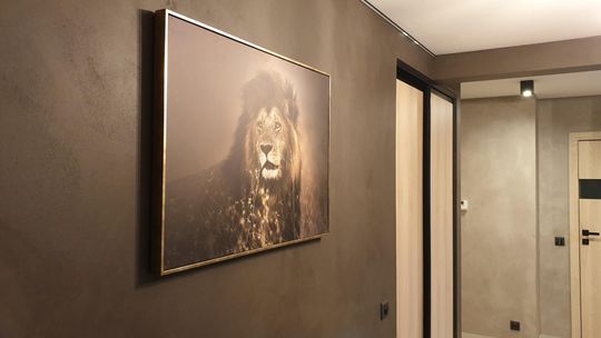 Ściana TV bez łączeń i fug: gładki lub z lekką strukturą mikrocement MEDIUM FAST jako sposób na nowoczesną, elegancką i odporną aranżację salonu