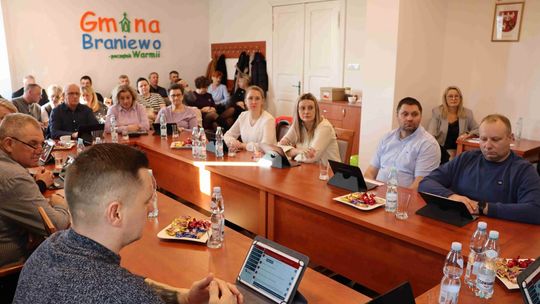 Sesja Rady Gminy Braniewo. Decyzje o inwestycjach i miły gest w stronę sołtysów