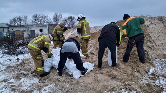 Silny wiatr i wysoka woda w Zalewie Wiślanym. Kapliczka w Braniewie zniszczona