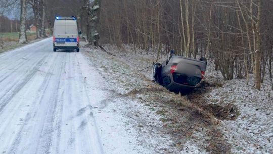 Śliska droga, dachowanie w rowie. Na szczęście bez ofiar