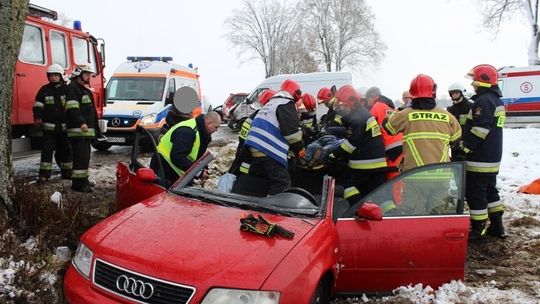 Śliska droga i zderzenie. Dwie osoby ranne