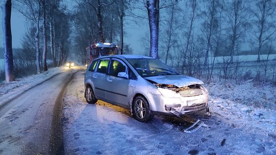 Ślisko na drogach. Są pierwsze wypadki