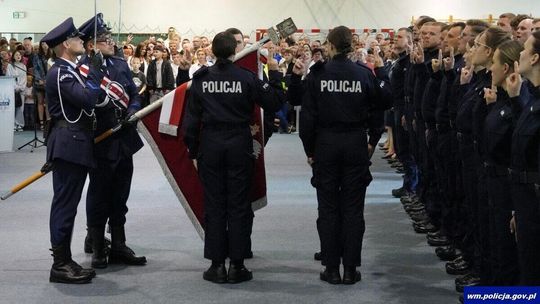 Ślubowanie nowych policjantów. Po szkoleniu trafią także do Braniewa
