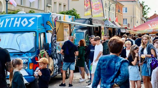 Smaki świata w Braniewie. Food trucki opanują amfiteatr.