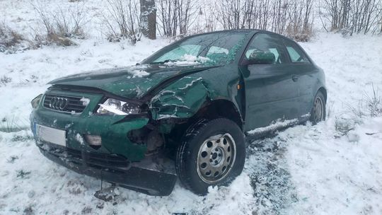 Śnieg i ślisko. Zderzyły się dwa auta