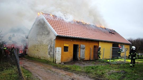 Spłonął dach wiejskiej świetlicy w Baranówce