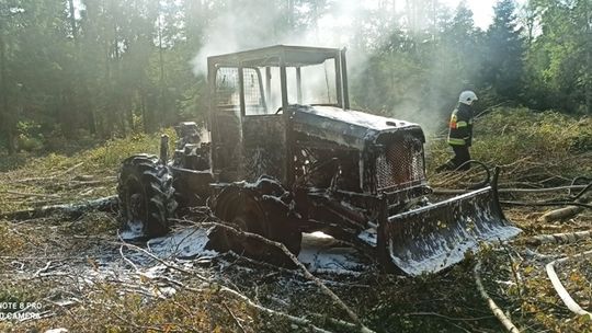 Spłonął pracujący w lesie ciągnik