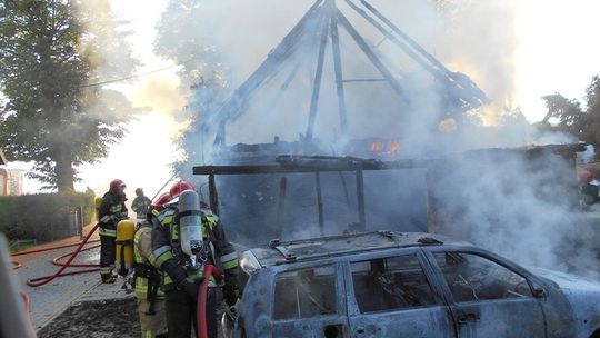 Spłonął samochód i budynek gospodarczy