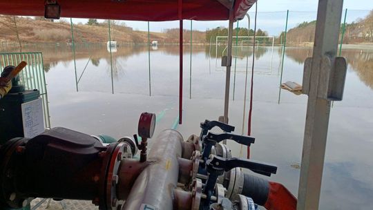 Stadion jak basen. Strażacy walczyli ze skutkami roztopów