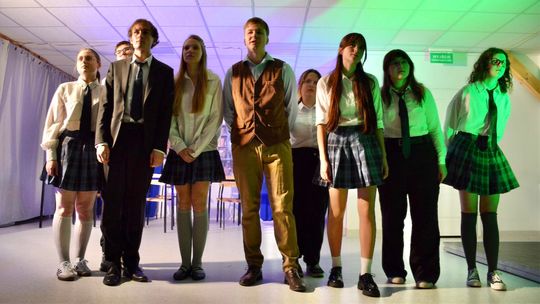 „Stowarzyszenie umarłych poetów” w braniewskim liceum. Obejrzeliśmy premierę, przyjdźcie na spektakl!