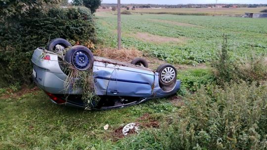 Stracił panowanie nad autem i dachował