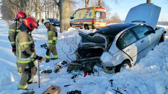 Stracił panowanie nad BMW. Pasażerka trafiła do szpitala