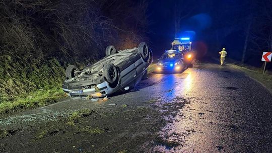 Straciła panowanie nad autem i dachowała. Zdarzenie na trasie Pieniężno – Cieszęta