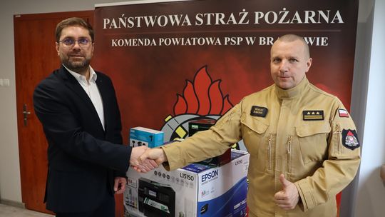 Strażacy otrzymali od gminy Braniewo sprzęt i wyposażenie biurowe