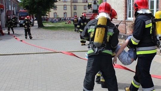 Strażacy w szkole. Gasili udawany pożar