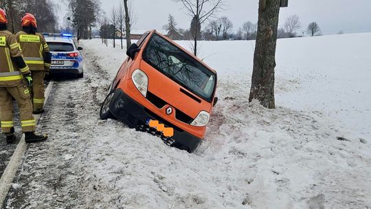 „Szklanka” na drogach. Oblodzone jezdnie utrudniają jazdę kierowcom