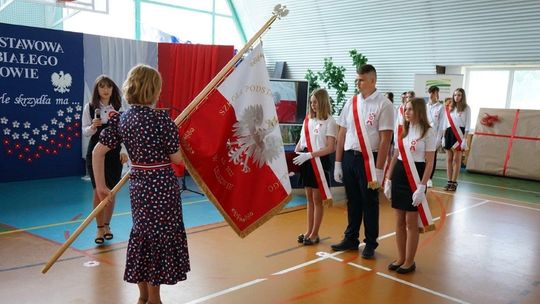 Szkoła ze sztandarem i imieniem