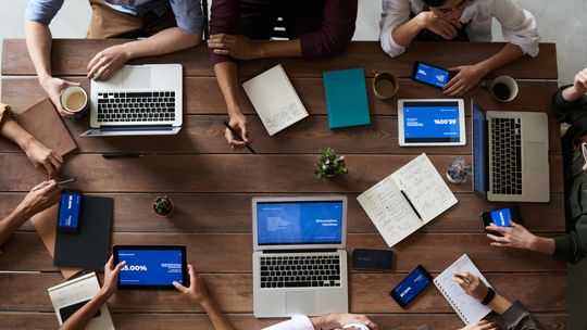 Sztuka Perswazji w Świecie Biznesu: Techniki dla Profesjonalistów