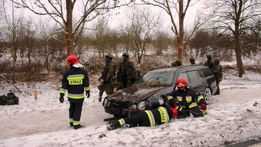 Terytorialsi wsparli strażaków. Wypadki na drogach