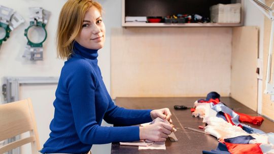 Tkaniny i skóra wrażliwa — co sprawdzać przed szyciem ubrań?