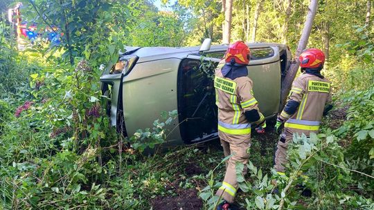 Toyota w rowie, kierująca ranna. Dachowanie na trasie Czosnowo – Szalmia
