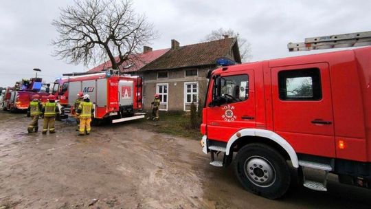 Tragiczny Nowy Rok w Knipach. Ewakuacja 19 osób z płonącego budynku