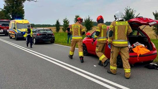 Trzy auta rozbite na drodze wojewódzkiej. Jedna osoba w szpitalu