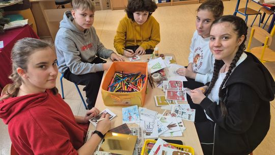 Uczniowie ze Słobit stworzyli świąteczne kartki dla żołnierzy