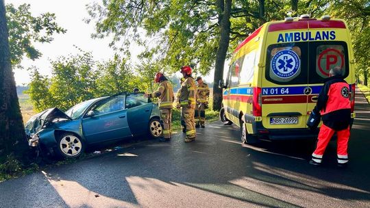 Uderzył czołowo w drzewo. Rannego kierowcę zabrał śmigłowiec