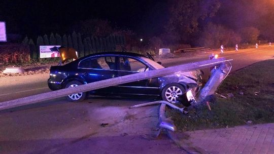 Uderzył w latarnię. Samochód stanął w płomieniach