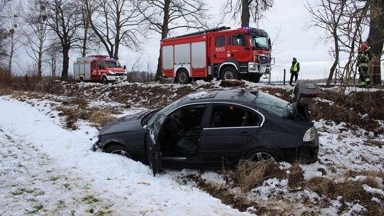 Uderzył w pień po ściętym drzewie