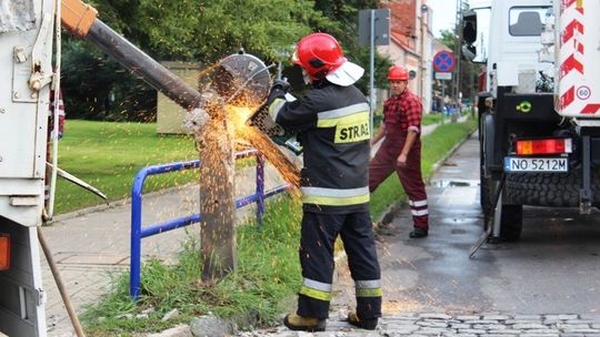 Uderzył w słup, a ten się przechylił