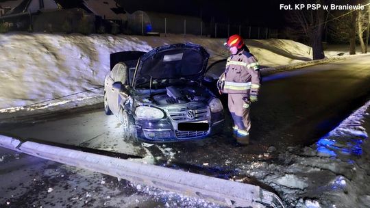 Uderzyła w słup i złamała go. Droga była zablokowana