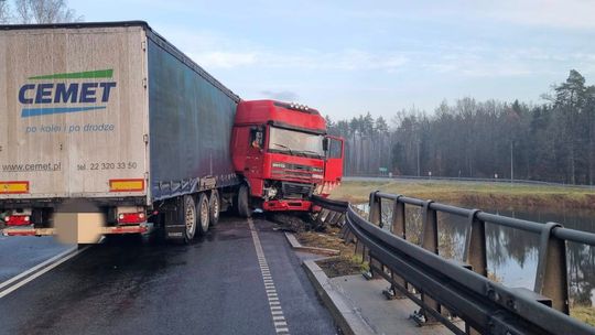 Utrudnienia na węźle drogowym. Ciężarówka zablokowała pas ruchu Utrudnienia na węźle drogowym. Ciężarówka zablokowała pas ruchu