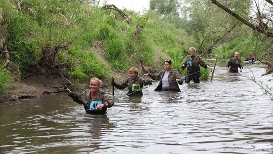 W rzece i po lesie, w pełnym umundurowaniu