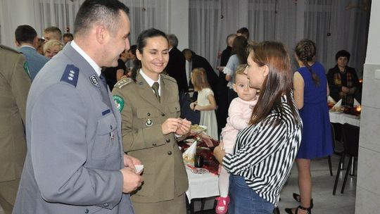Wigilijne spotkanie policjantów z dziećmi