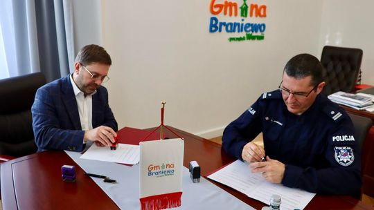 Wójt i komendant podpisali porozumienie. Nowy radiowóz dla braniewskiej policji