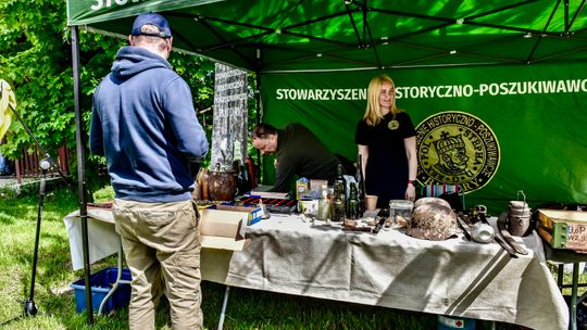 Wozy opancerzone, rekonstruktorzy i bazarek staroci, czyli jubileusz stowarzyszenia „Batory”.