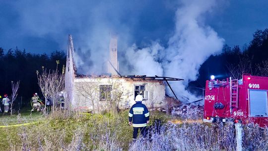 Wybuchł gaz ulatniający się z butli. Budynek spłonął, jest kompletnie zniszczony