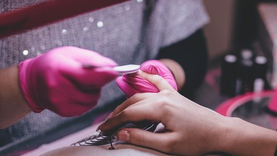 Wyjątkowy prezent dla nastolatki: zestaw do manicure hybrydowego